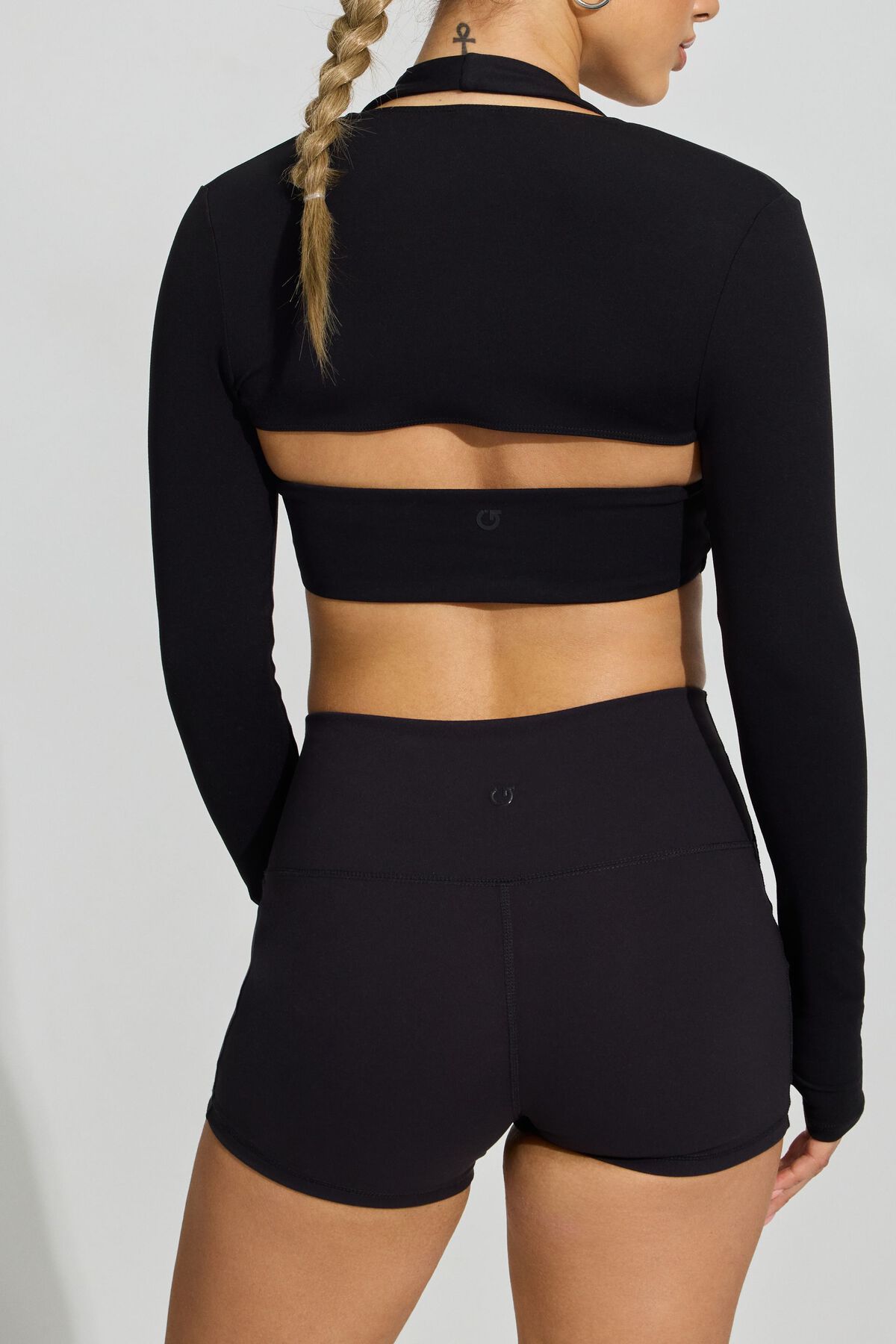 100087135_06V_alt3_1920x2880-1