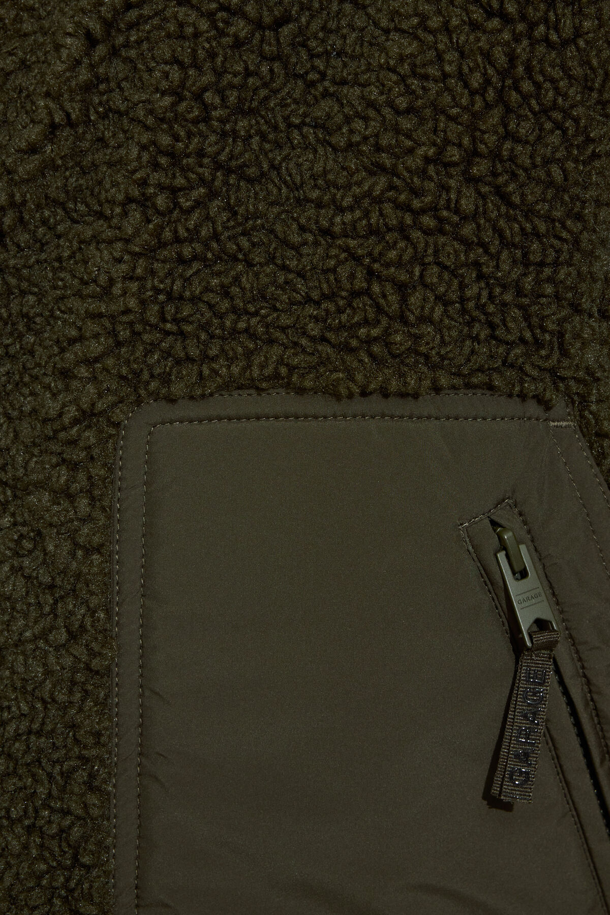 100098182_8AI_alt5_1920x2880-1